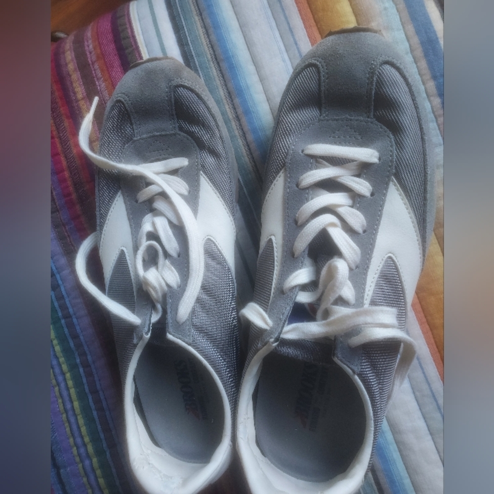Brooks casual kicks sz 10 GUC
